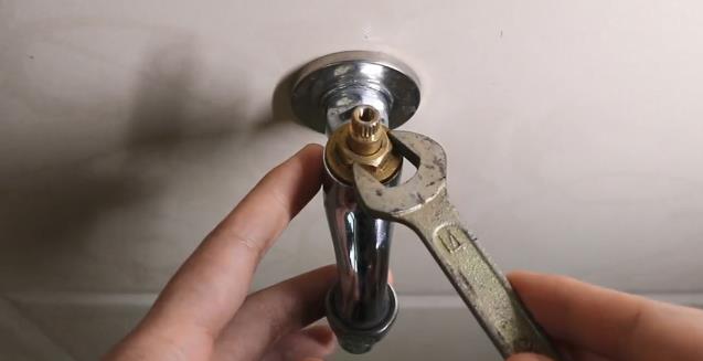 水龍頭滴水怎么處理？看步驟圖跟著老師傅一步步操作一下吧！