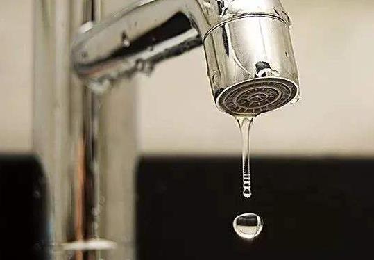 整棟樓就我家沒水？家里停水有哪幾種原因？